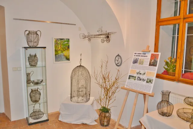 expozice výstavy Dráteník Jaroslav Frk v Unhošti