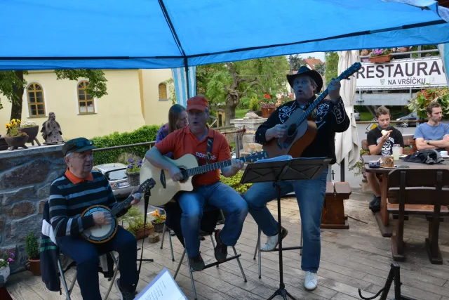koncert skupiny Doktoři v Kovárně pro radost v Kytíně