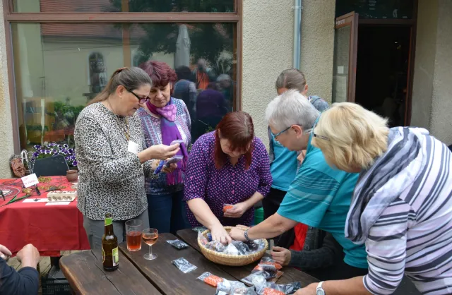 účastníci setkání členů a přátel spolku Dráteník v Kytíně