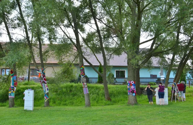 drátenice oblékaly stromy v Kytíně na Kytínské kulturní léto