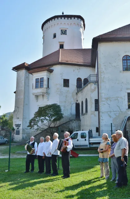 před prohlídkou výstavy zazpívala folklorní skupina Drotári