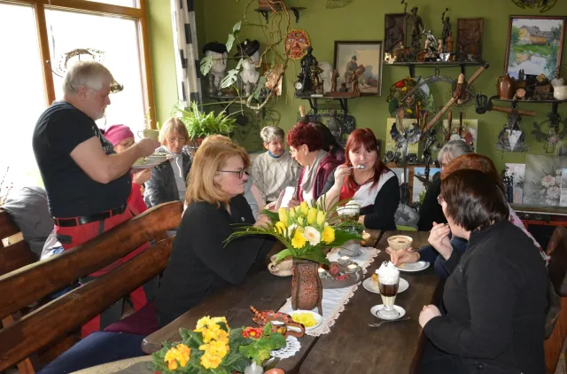 Bětka s oldskautkama v Kytíně po přechodu Brd