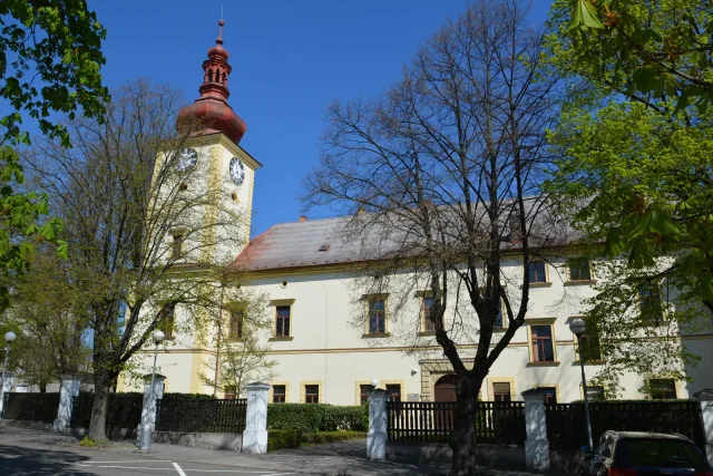 zámek a sídlo vedení cukrovaru v Dobrovicích