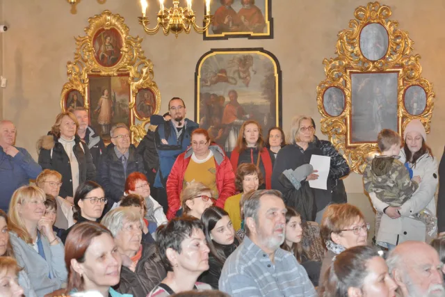 vernisáž výstavy Drátovat, flikovat v Roztokách u Prahy