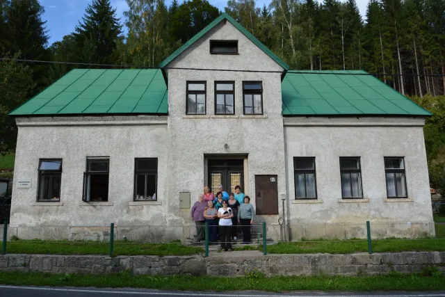 všechny drátenice před chalupou v Antonínově