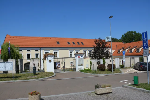 Výstava Kopa let Hanky Řepkové v Dolních Chabrech