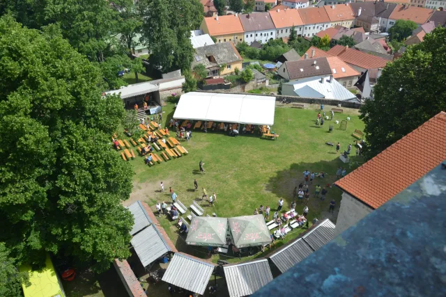 pohled na Brtnické kovadliny z věže kostela